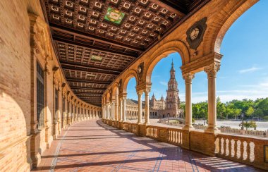 Sevilla'daki güzel Plaza de Espana. Endülüs, İspanya.