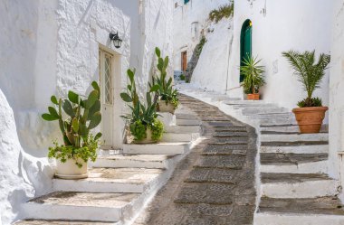 Güneşli bir yaz gününde Ostuni 'de manzara, Apulia (Puglia), güney İtalya.