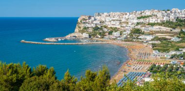 Peschici'nin panoramik görüntüsü, Foggia Province, Apulia (Puglia), İtalya.