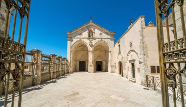 Monte Sant'Angelo'daki San Michele Arcangelo Tapınağı, Foggia eyaletinin antik köyü, Apulia (Puglia), İtalya.