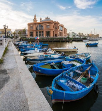 Demirli mavi tekneler ve Bari, Apulia, güney İtalya'daki Margherita Tiyatrosu ile pitoresk manzara.