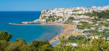 Peschici'nin panoramik görüntüsü, Foggia Province, Apulia (Puglia), İtalya.