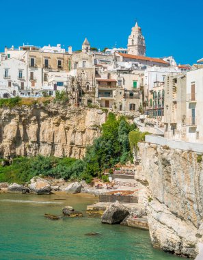 Güneşli bir yaz gününde güzel Vieste. Gargano, Puglia (Apulia), Güney İtalya.