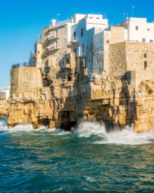 Öğleden sonra Polignano a Mare, Bari Eyaleti, Apulia (Puglia), Güney İtalya.