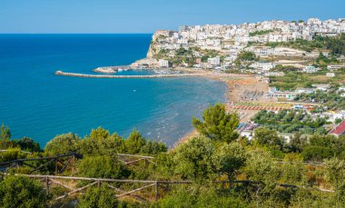 Peschici'nin panoramik görüntüsü, Foggia Province, Apulia (Puglia), İtalya.