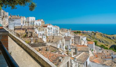Monte Sant'Angelo'da manzara, Foggia eyaletinin antik köyü, Apulia (Puglia), İtalya.