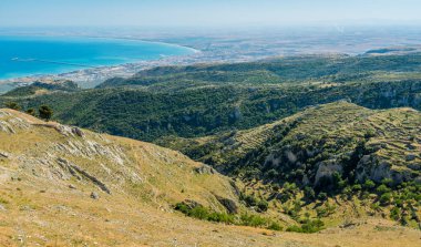 Monte Sant'Angelo'yu çevreleyen Akdeniz manzarası, Foggia eyaletinin antik köyü, Apulia (Puglia), İtalya.
