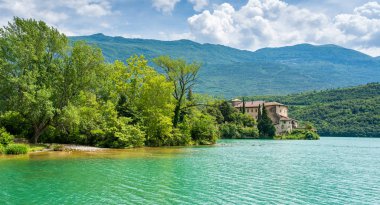 Lake ve Castel Toblino, Trento eyaletinde pastoral konumu, Trentino Alto Adige, Kuzey İtalya.