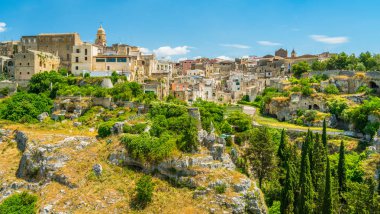 Güneşli bir yaz gününde Puglia'daki Gravina, Bari eyaleti, Apulia, Güney İtalya.