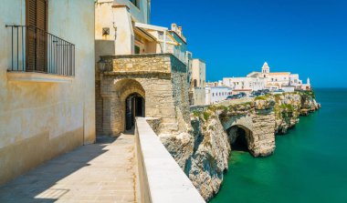 Güneşli bir yaz gününde güzel Vieste. Gargano, Puglia (Apulia), Güney İtalya.