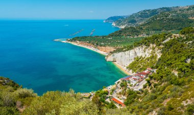 Güzel Gargano kıyı şeridinin panoramik manzarası. Apulia (Puglia), Italya.