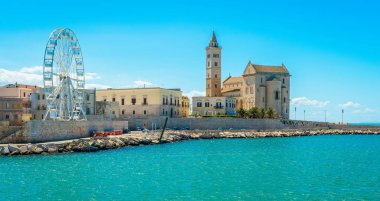 Güzel Katedral ile Trani sahil. Province of Barletta Andria Trani, Apulia (Puglia), Güney Italya.