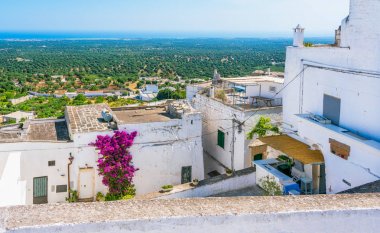 Güneşli bir yaz gününde Ostuni panoramik görünümü, Apulia (Puglia), Güney Italya.
