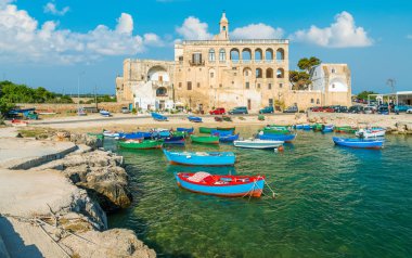 San Vito 'nun küçük ve güzel kızı, Polignano a Mare yakınlarında, Bari Eyaleti, Apulia (Puglia), güney İtalya.
