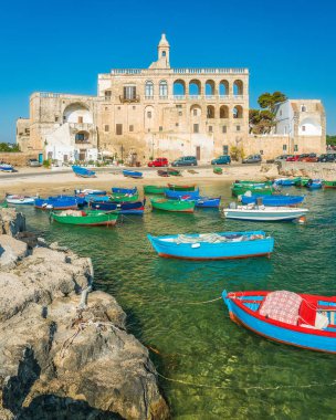 San Vito 'nun küçük ve güzel kızı, Polignano a Mare yakınlarında, Bari Eyaleti, Apulia (Puglia), güney İtalya.