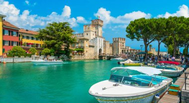 Garda Gölü 'ndeki pitoresk Sirmione kasabası. Province of Brescia, Lombardia, Italya.