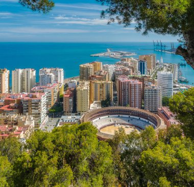 Ünlü Plaza de Toros ile Malaga panoramik manzara. Endülüs, İspanya.