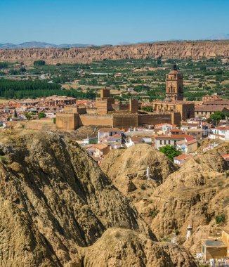 Guadix'te panoramik manzara, Sierra Nevada bölgesinde, Granada eyaleti, İspanya.