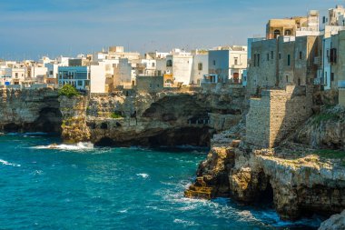 Öğleden sonra Polignano a Mare, Bari Eyaleti, Apulia (Puglia), Güney İtalya.