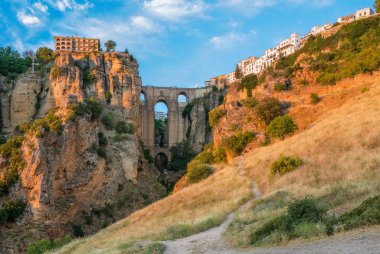 Ronda ve öğleden sonra güneşinde tarihi köprü. Province of Malaga, Endülüs, İspanya.