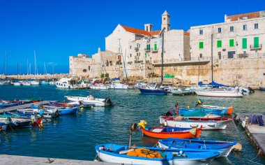 Giovinazzo'nun güzel sahili, Bari, Puglia (Apulia) eyaletindeki şehir, Güney İtalya.