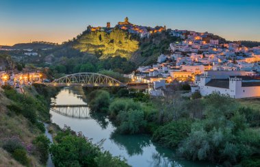 Arcos de la Frontera'da gün batımında manzara, Cadiz eyaleti, Endülüs, İspanya.