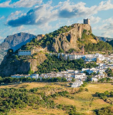 Güzel Zahara de la Sierra'nın panoramik görüntüsü, Cadiz eyaleti, Endülüs, İspanya.