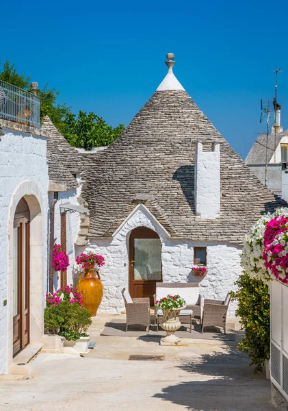 สวยงามในอ ลเบอร โตเบลโล านท งใน Puglia Apulia ทางตอนใต ของอ ตาล — ภาพถ่ายสต็อก