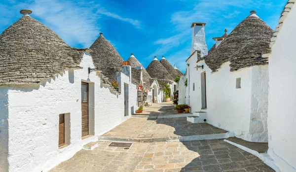 Alberobello, Puglia (Apulia), Güney Italya ünlü Trulli köyü manzaralı manzara.