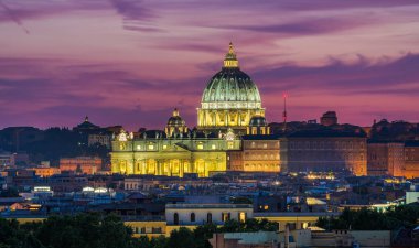 Saint Peters Bazilikası'nda Roma'da gün batımında Pincio Terrace'dan görüldüğü gibi. İtalya.
