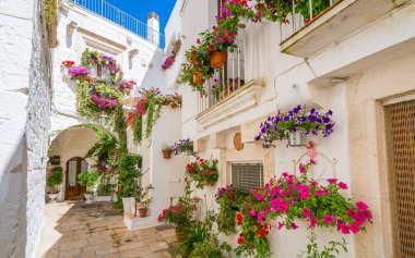 Küçük Cisternino kasabasında manzara, Brindisi Eyaleti, Apulia (Puglia), İtalya.