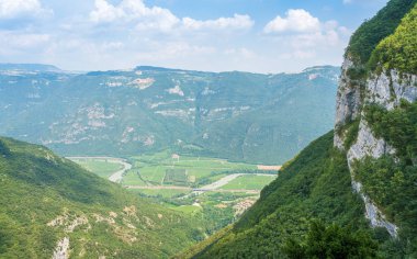 Madonna della Corona Sanctuary yakınlarındaki doğal manzara, Verona eyaleti, Veneto, İtalya.