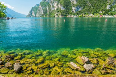 Garda Gölü'ndeki pitoresk Riva del Garda kasabası. Trento eyaleti, Trentino Alto Adige, İtalya.