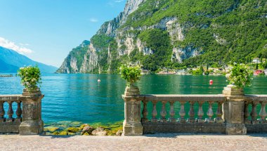 Garda Gölü'ndeki pitoresk Riva del Garda kasabası. Trento eyaleti, Trentino Alto Adige, İtalya.