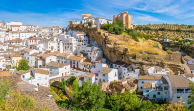 Setenil de las Bodegas güzel köy, Cadiz Provice, Endülüs, İspanya.