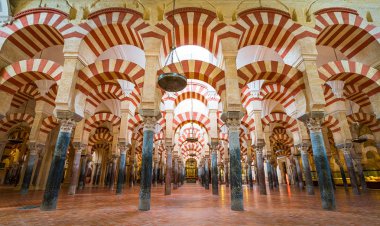 Cordoba Camii'nde doğal kapalı manzara. Endülüs, İspanya. Haziran-03-2019