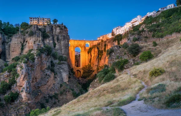 Вечером Освещается Ронда Исторический Мост Провинция Малага Андалусия Испания — стоковое фото