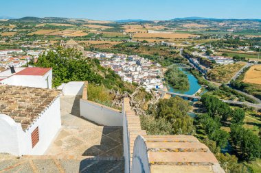 Arcos de la Frontera'da panoramik yaz manzarası, Cadiz eyaleti, Endülüs, İspanya.