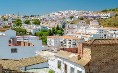 Arcos de la Frontera'da panoramik yaz manzarası, Cadiz eyaleti, Endülüs, İspanya.