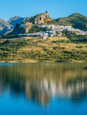 Güzel Zahara de la Sierra'nın panoramik görüntüsü, Cadiz eyaleti, Endülüs, İspanya.