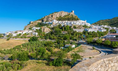 Güzel Zahara de la Sierra'nın panoramik görüntüsü, Cadiz eyaleti, Endülüs, İspanya.