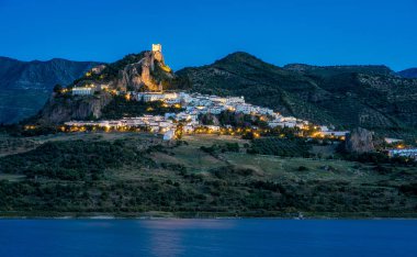 Bir yaz akşamı güzel Zahara de la Sierra Panoramik görüş, Cadiz eyaleti, Endülüs, İspanya.