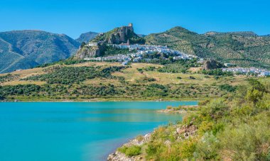 Güzel Zahara de la Sierra'nın panoramik görüntüsü, Cadiz eyaleti, Endülüs, İspanya.