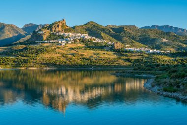 Güzel Zahara de la Sierra'nın panoramik görüntüsü, Cadiz eyaleti, Endülüs, İspanya.