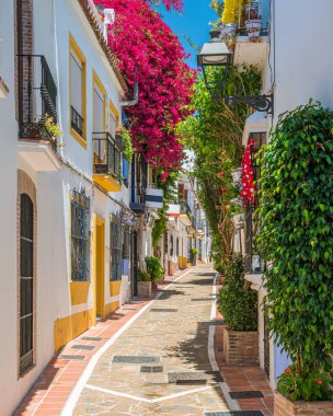 Marbella eski şehir pitoresk ve dar bir sokak, Malaga eyaleti, İspanya.