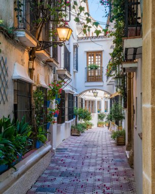 Marbella eski şehir pitoresk ve dar bir sokak, Malaga eyaleti, İspanya.