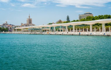Güneşli bir yaz gününde Malaga rıhtımı. Endülüs, İspanya.