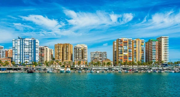 Gökdelenler ve deniz ile Malaga Panoramik güzel manzara. Costa del Sol, İspanya.