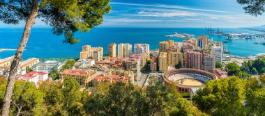 Bir yaz gününde ünlü Plaza de Toros ile Malaga panoramik manzara. Endülüs, İspanya.