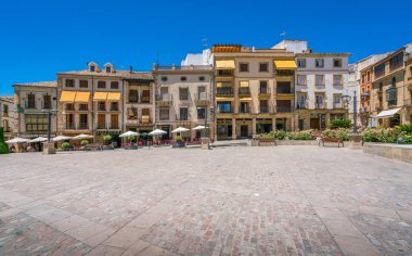 Güneşli bir yaz gününde Ubeda 'daki Endülüs Meydanı' nda. Jaen, Endülüs, İspanya. 